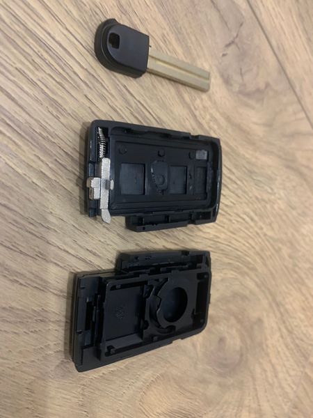 Корпус смарт ключа Toyota Land Cruiser 100 200 Camry Estera Venza Avalon Kovala RAV4 Prius Auris Mig13 Corolla Avensis AdlerKey (43-22) на 3 кнопки с лезвием, кнопкой багажника 355107801 фото