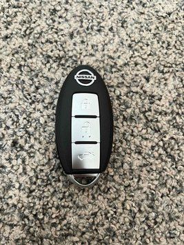 Корпус смарт ключа Nissan AdlerKey (60153-7931) на 3 кнопки з відкриттям багажника Європа (батарея праворуч від центру) 362669154 фото
